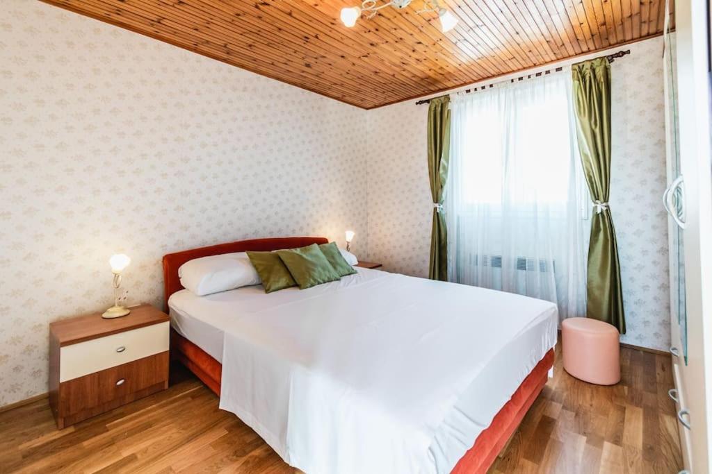 Holiday Home Marina-Renovated House In City Center Rogoznica  Zewnętrze zdjęcie