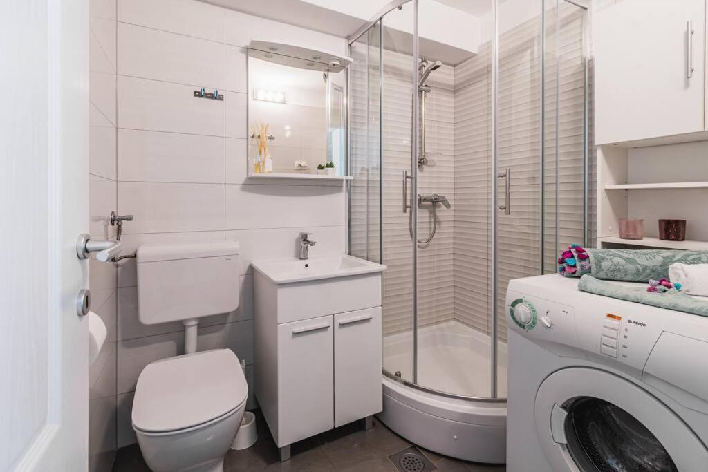 Holiday Home Marina-Renovated House In City Center Rogoznica  Zewnętrze zdjęcie